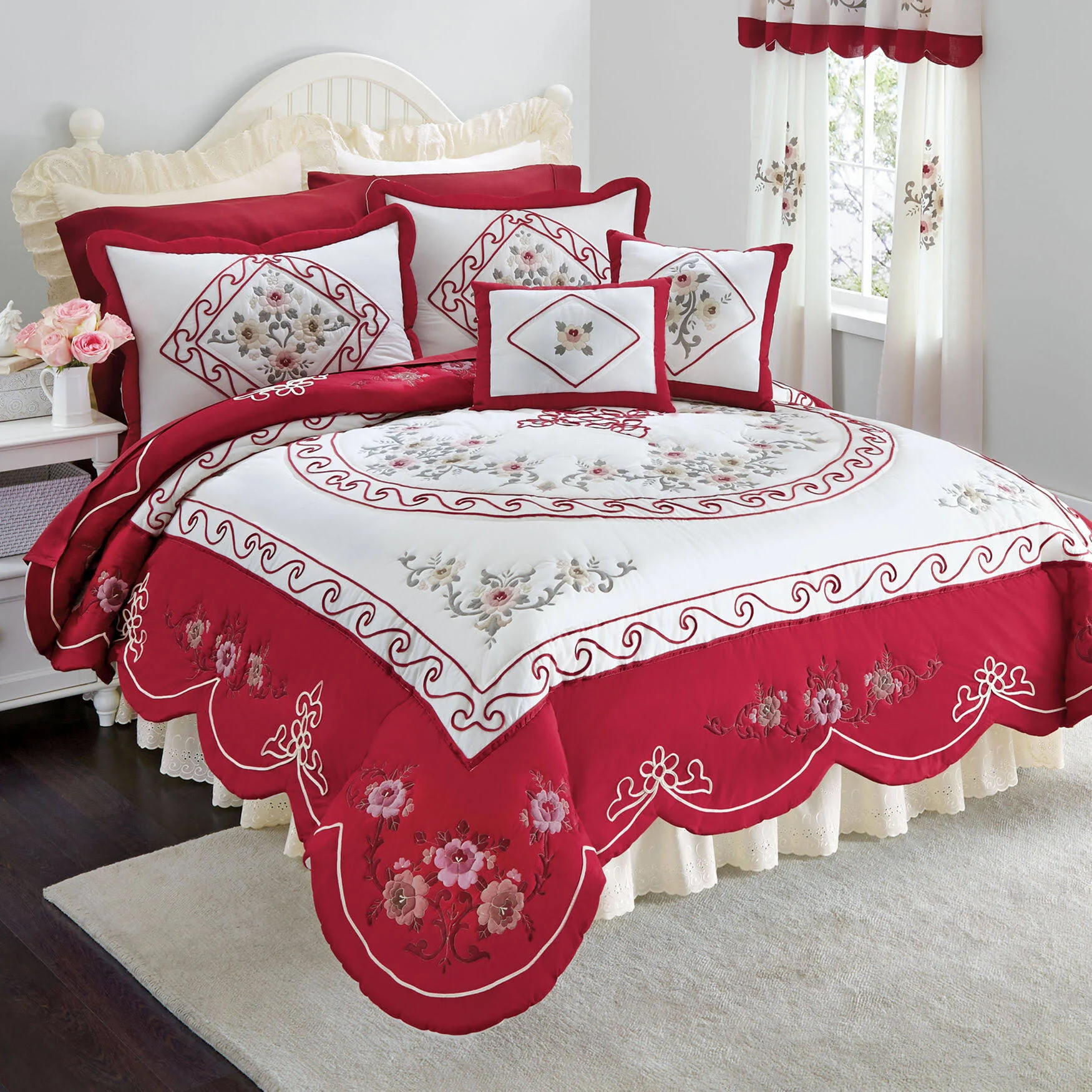 BrylaneHome Ava Oversized Embroidered Cotton Quilt - Fl/Que, Red