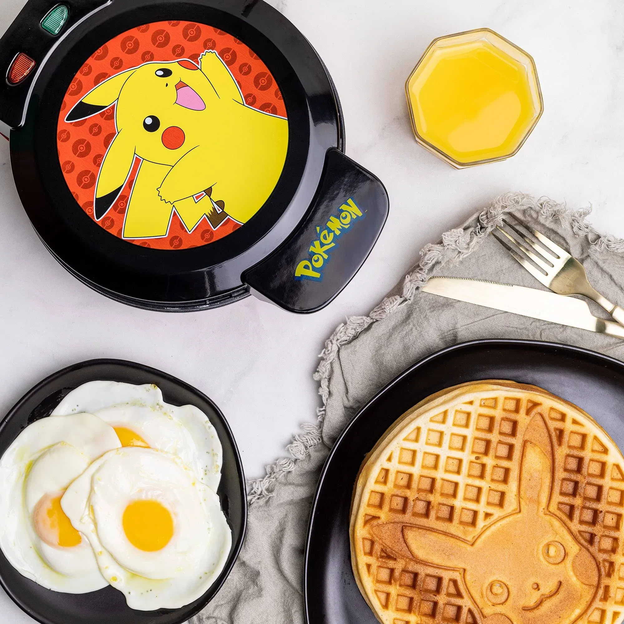 Uncanny Brands Pokemon Waffle Maker - Make Pikachu Waffles - Aparato de cocina