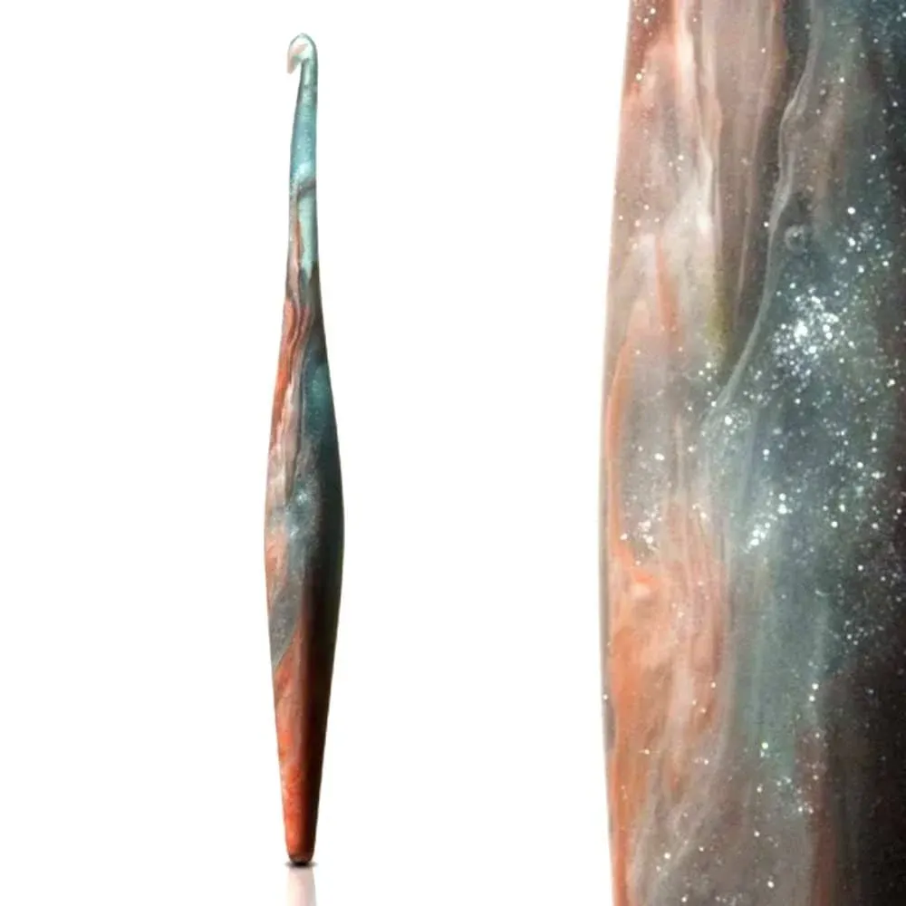 Furls Fiberarts Streamline Swirl Galaxy Andromeda Crochet Hook - 10.0 mm ( P )