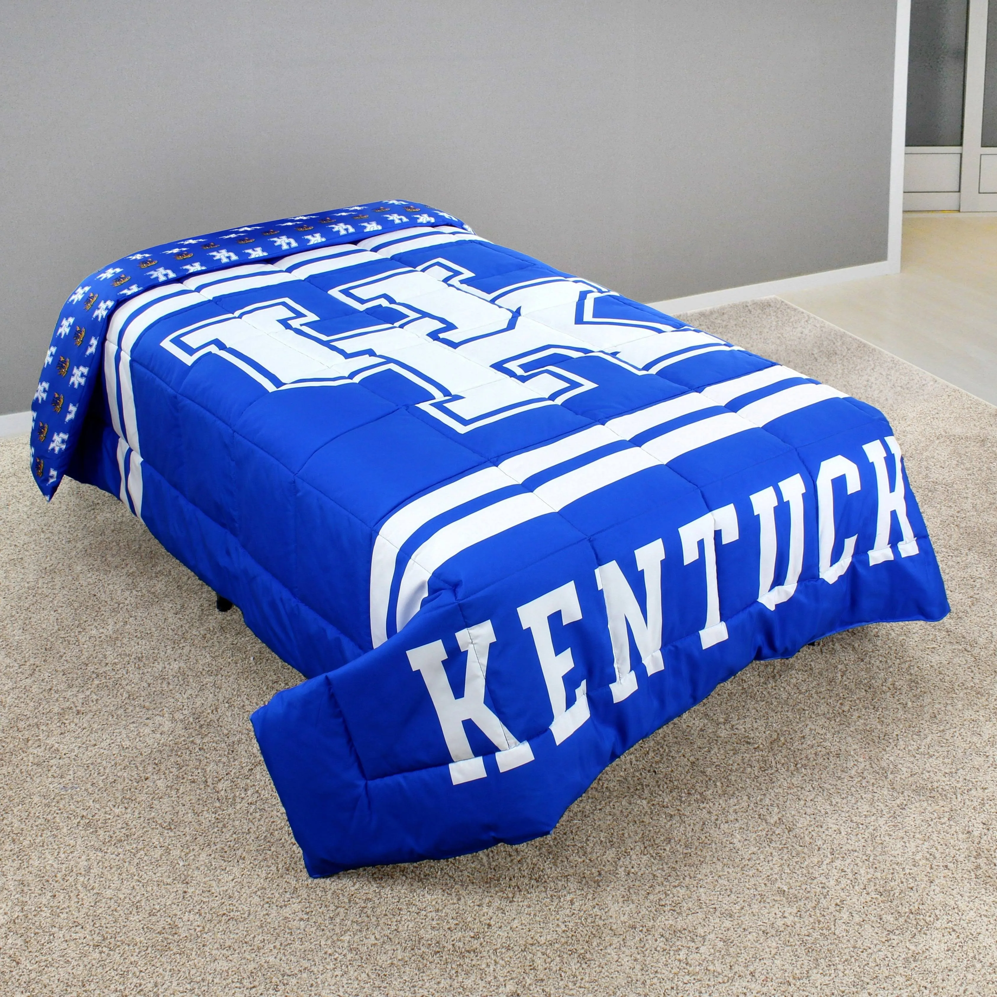 Kentucky Wildcats Reversible Big Logo Soft and Colorful Team Color Queen