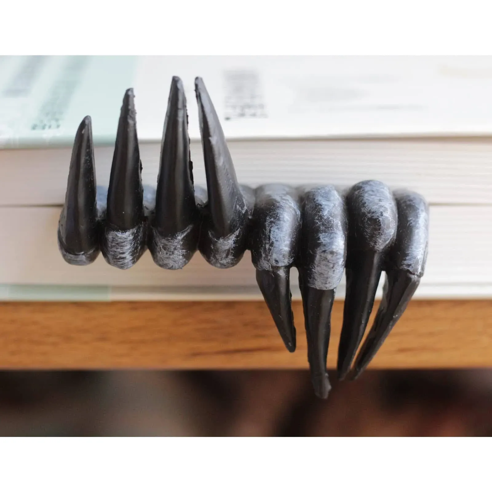 Halloween Gothic Bookmarks, Cool 3D Thriller Demon Hand Bookmark, Handmade Resin Witch Devil Demon Claw Hand Bookmarks, Horror Home Decor Bookshelf